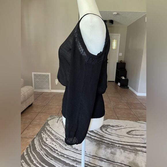 XOXO Open Shoulders Top - Picture 2 of 8